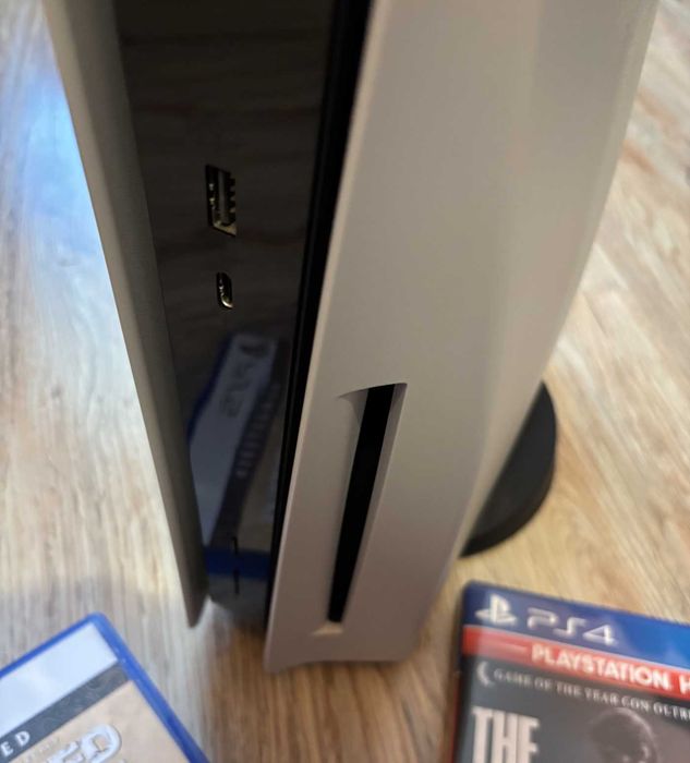 Playstation 5 disc, 2 игри, 1 контролер като нов