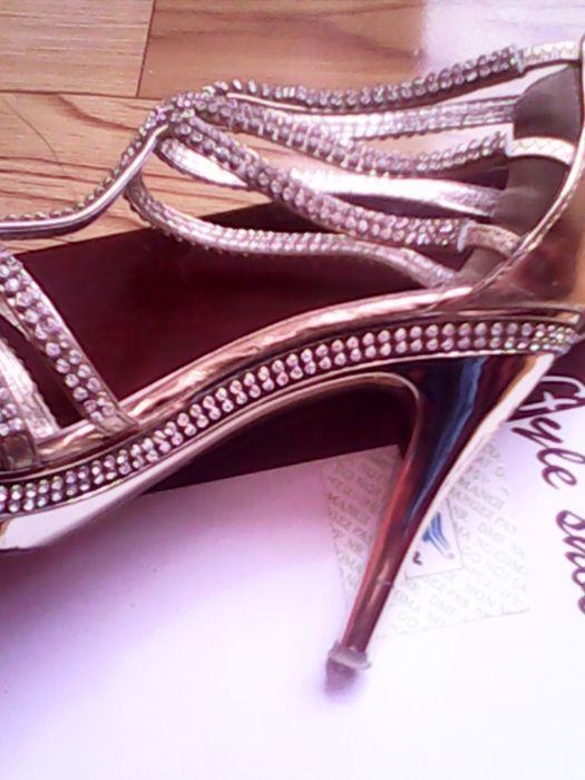 Обувки и чантичка в златисто