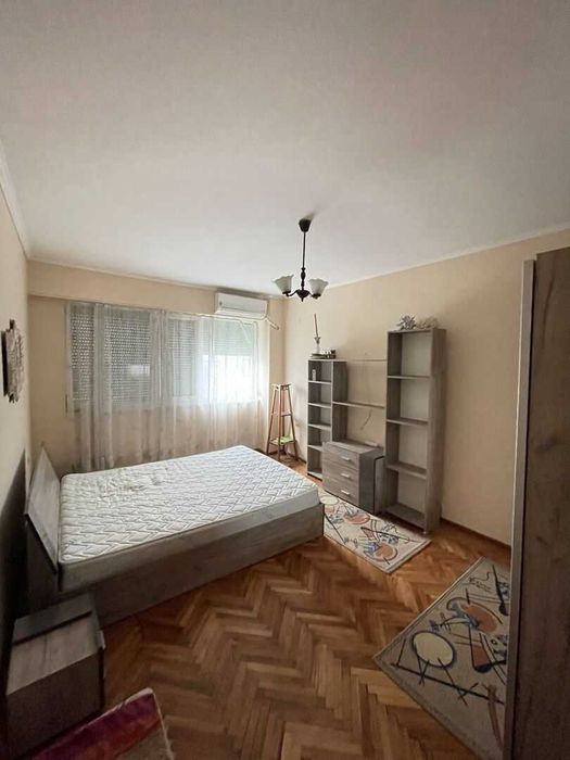 Тристаен апартамент, Широк Център