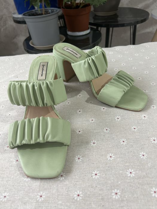 Продаются босоножки