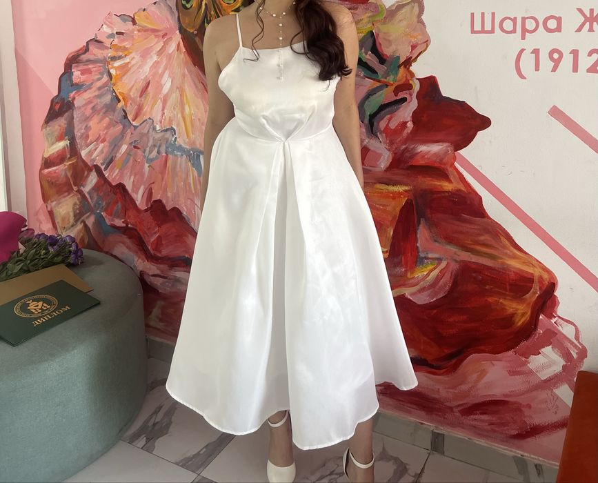 Продаю белое платье — идеально подходит для вечеринок и выпускного.