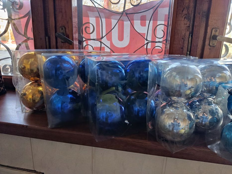 Ёлка с мишурой и игрушками