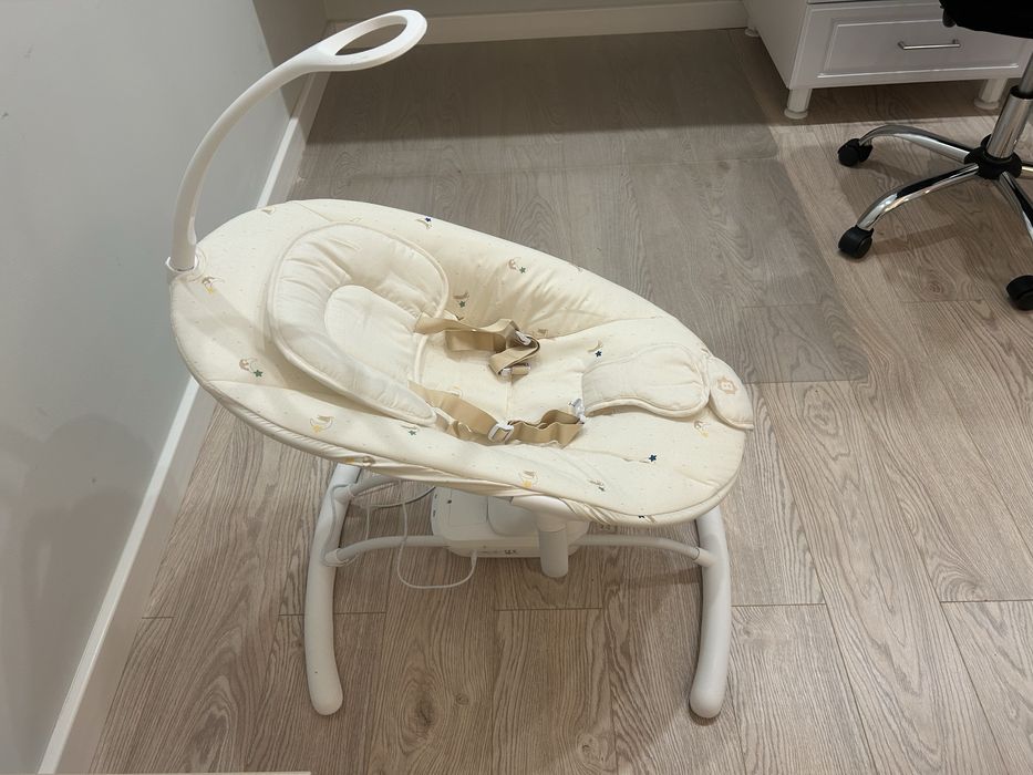 Leagan electric cu muzica pentru bebelusi badabulle