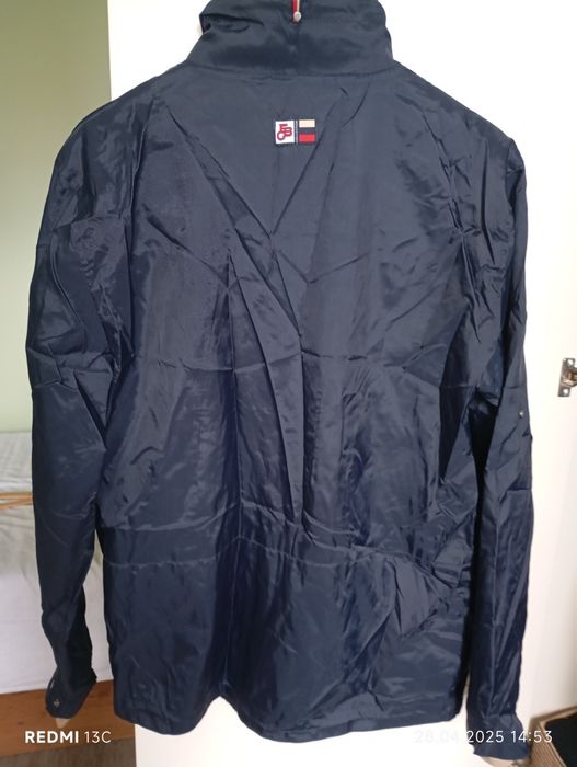 Мъжко спортно яке от фен магазина на Bayern München за пролет и лято .