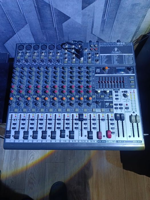 Микшерный пульт беринджер.