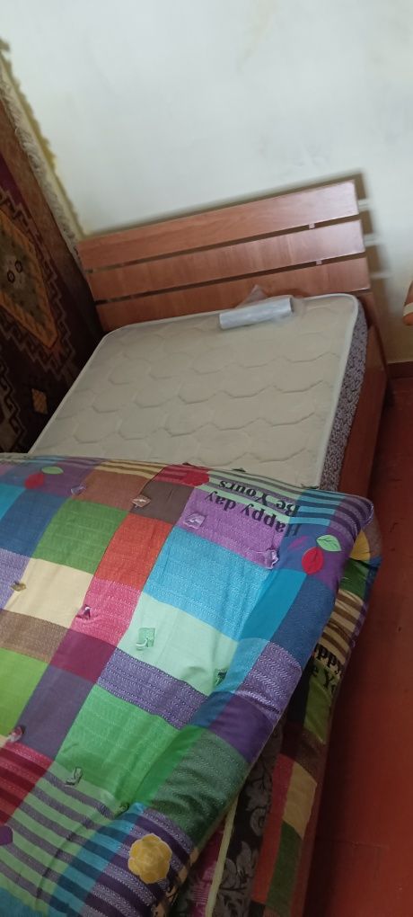 Кровать продаю без матраса