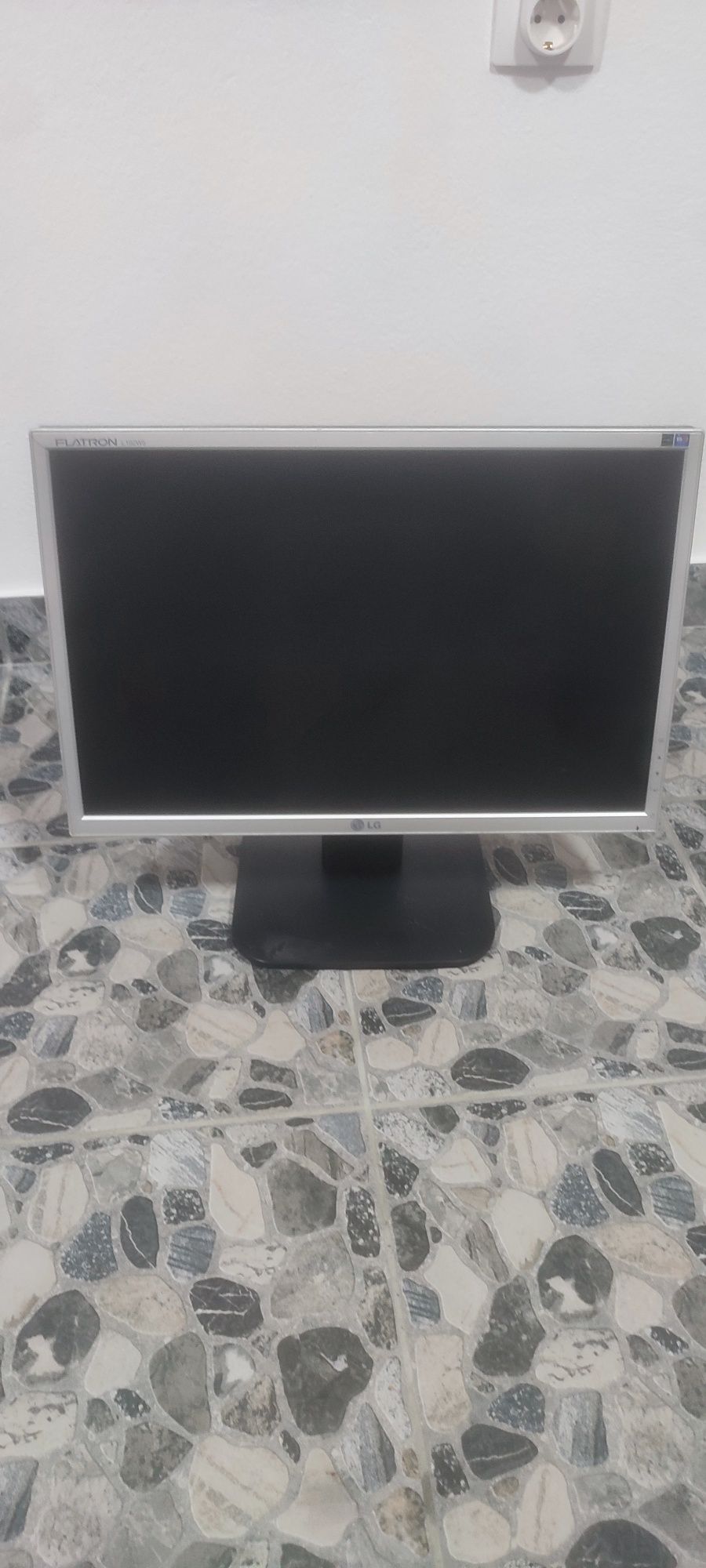 Vând monitor LG deoarece sta degeaba în casă