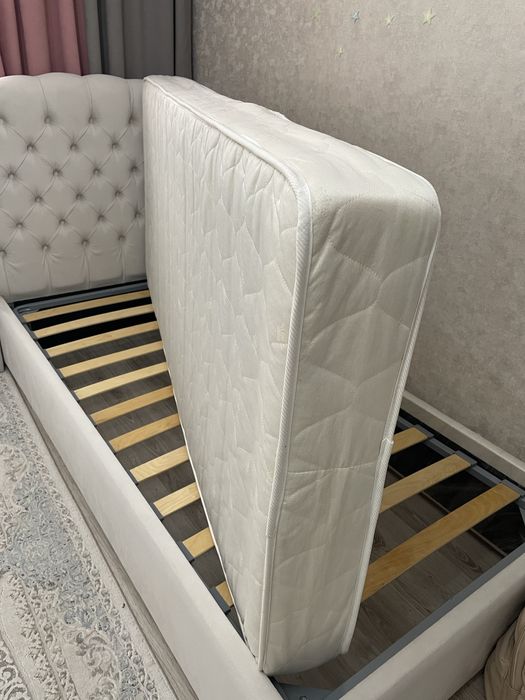 Матрас б/у, длина 2м, ширина 90см, чистый без загрязнений