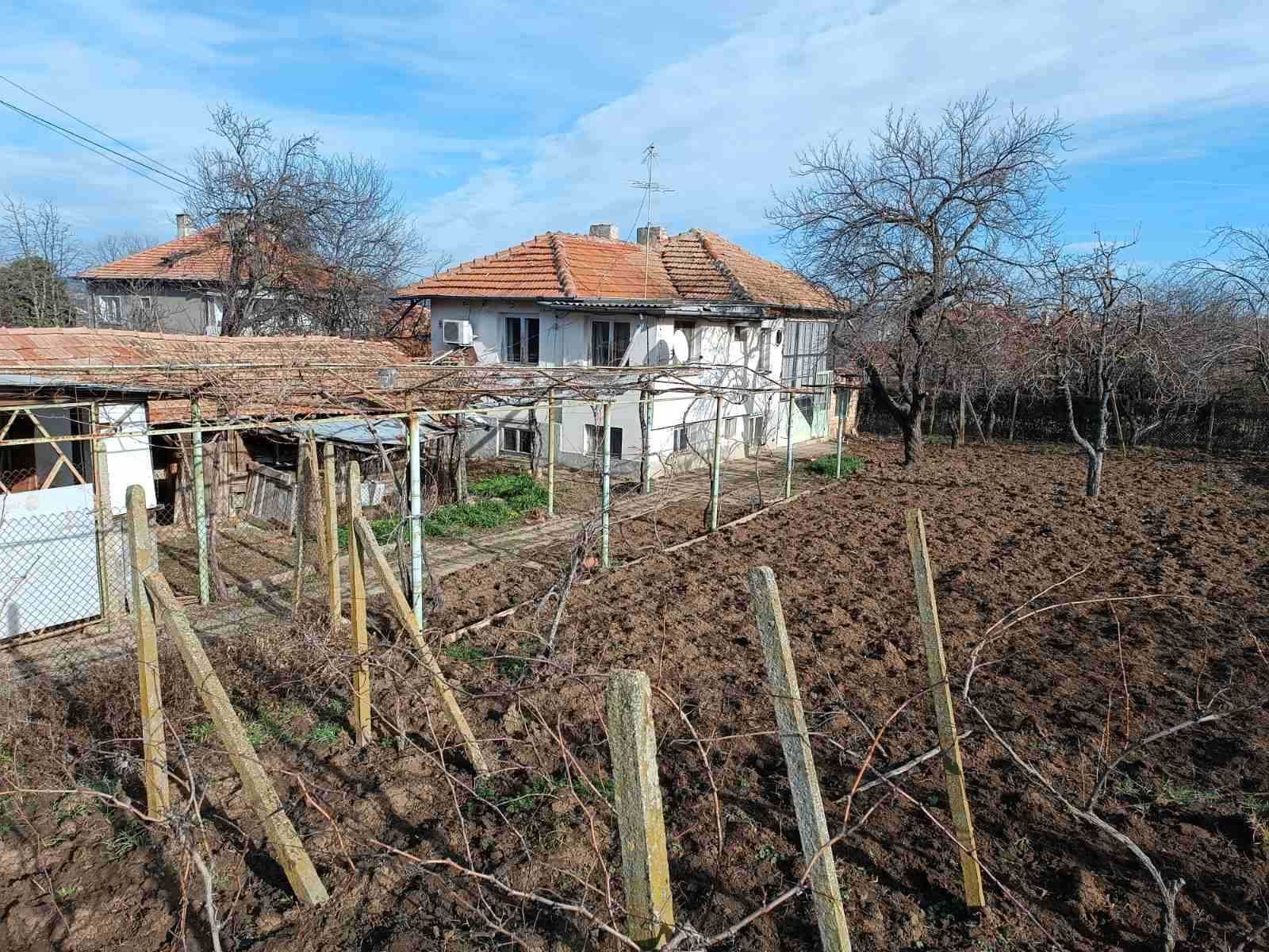 Продава се къща в кв. "Добровски"!