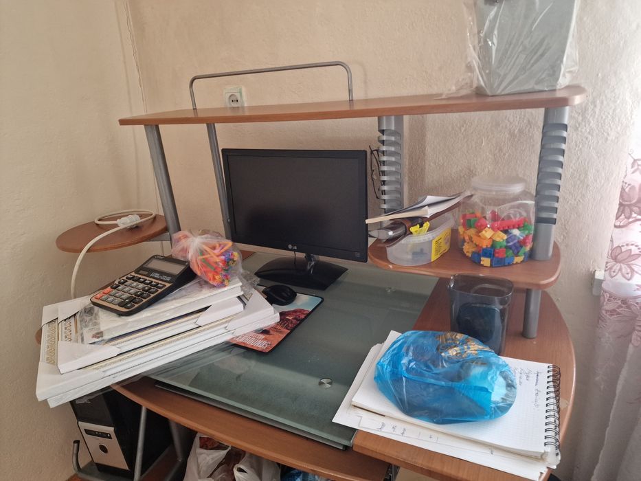 Компьютер со столом и креслом