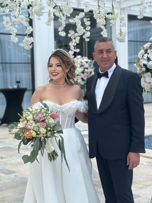 Vand rochie mireasa La jeune Mariee