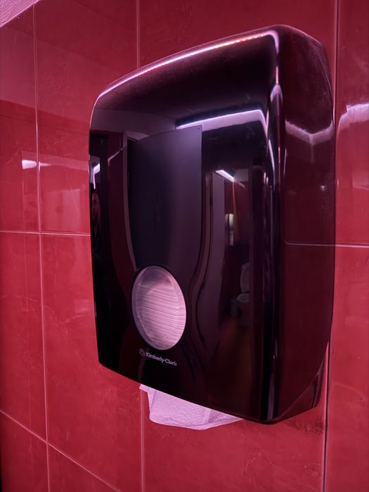 Диспенсер за хартия + кошче 4бр Kimberly Klark