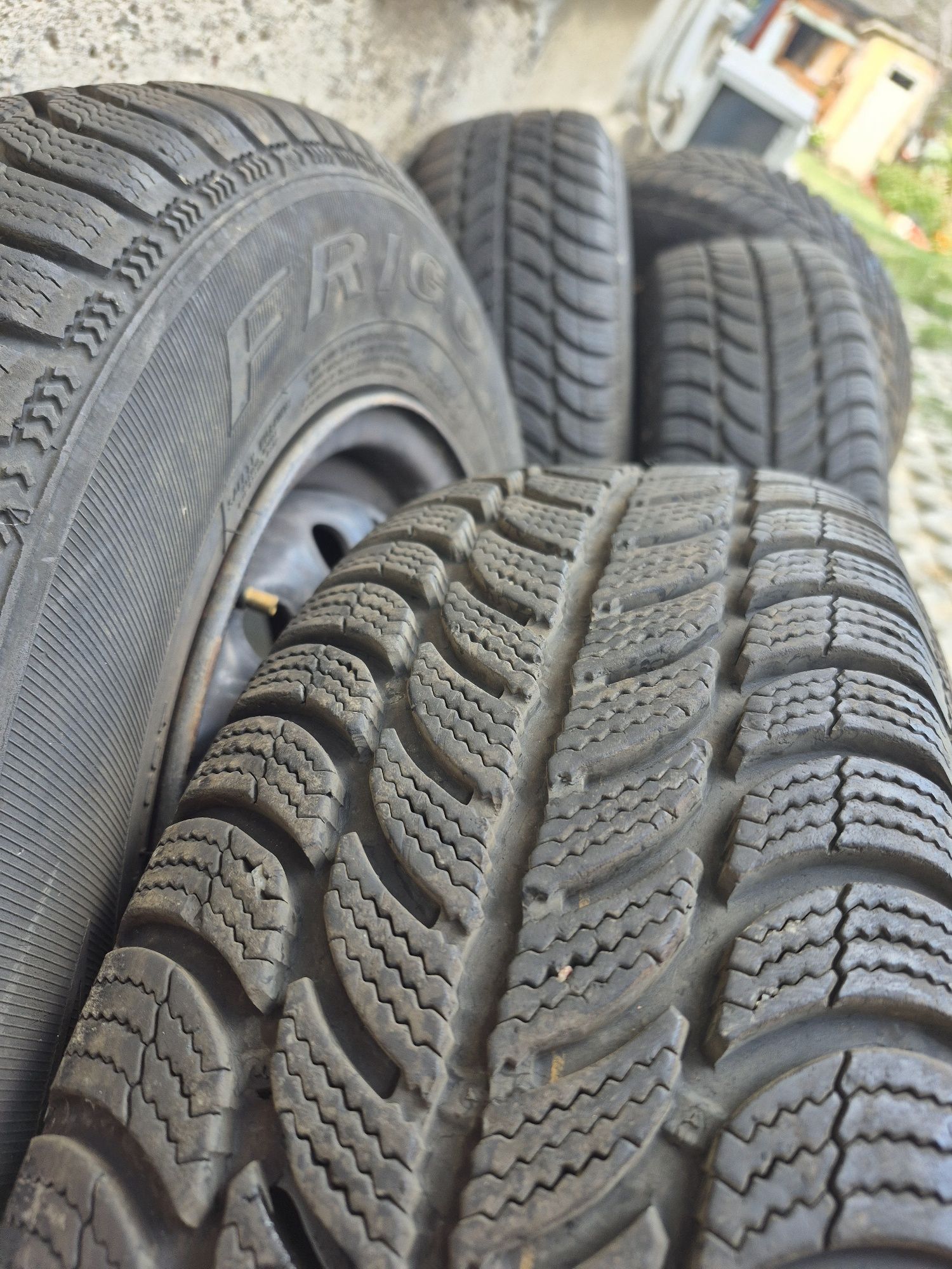 Продавам 5 броя зимни гуми с джанти 185/70 R14 – Debica Frigo