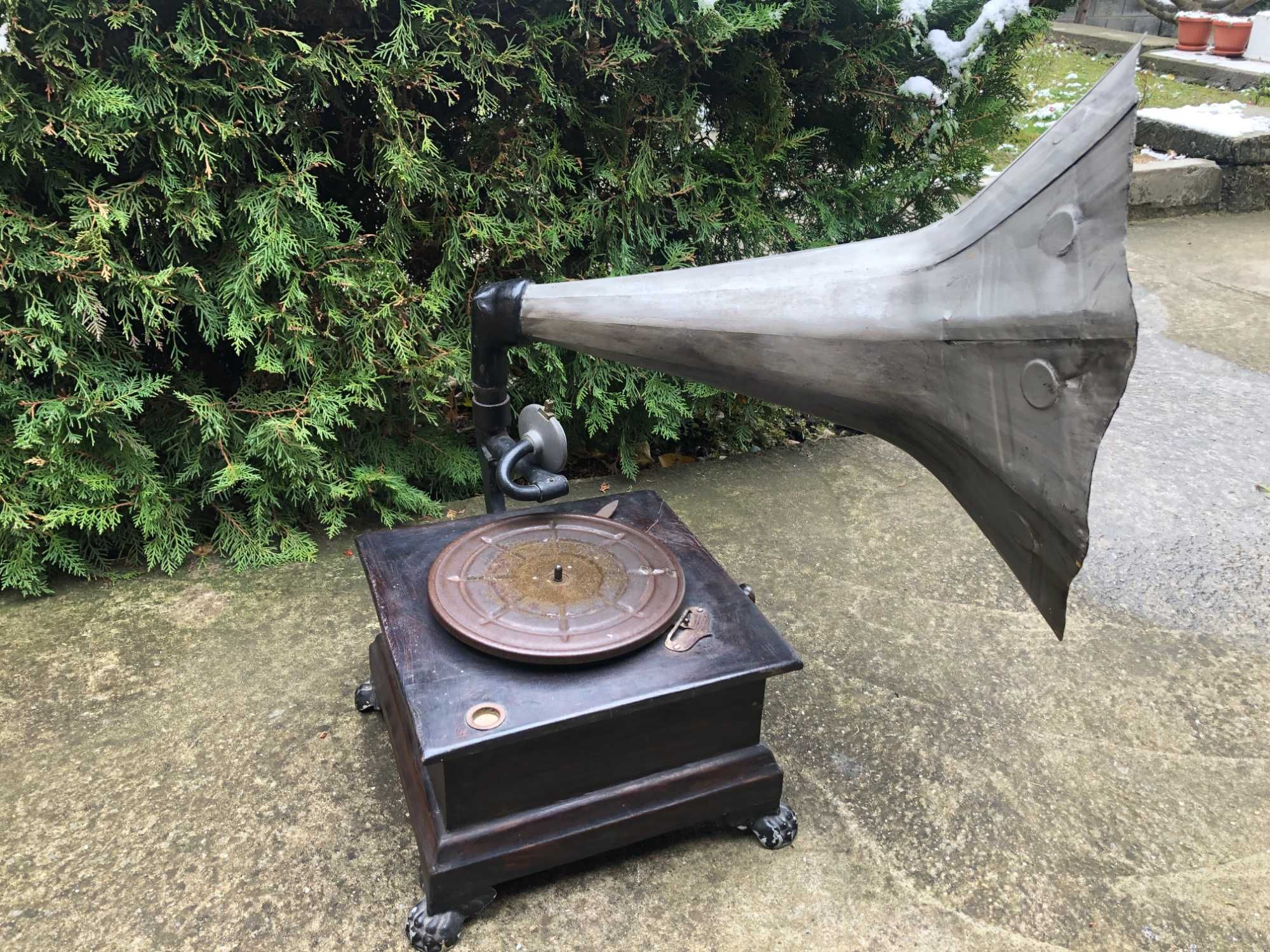 старинен грамофон с фуния