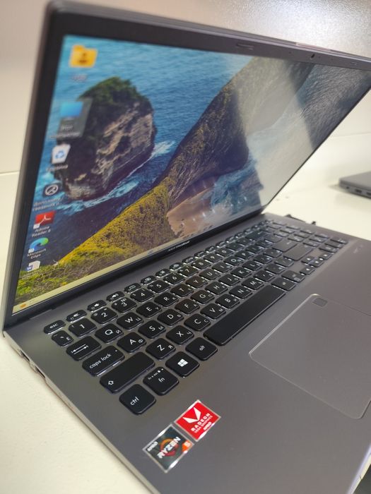 Ноутбук продается состояние как новый