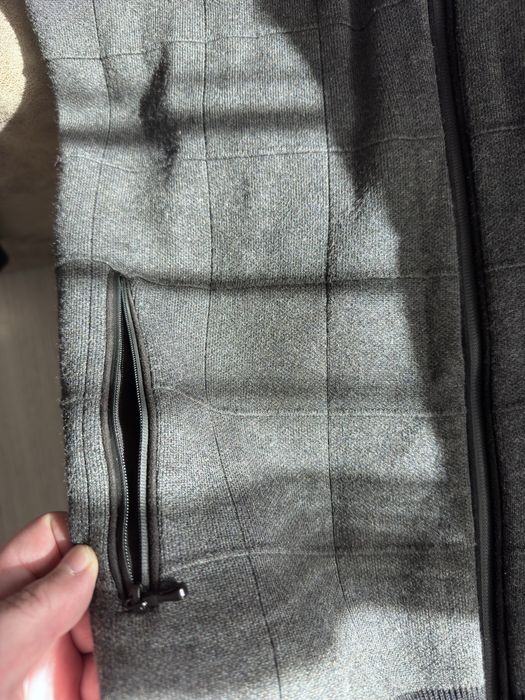 Продается свитер на замке