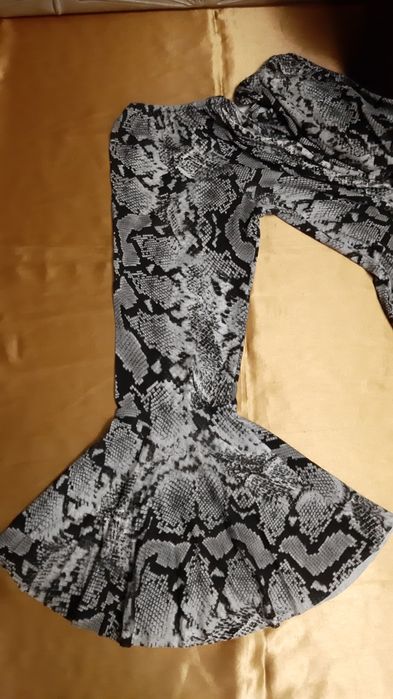 Bluzita Nouă, umeri lăsați, maneci evazate.