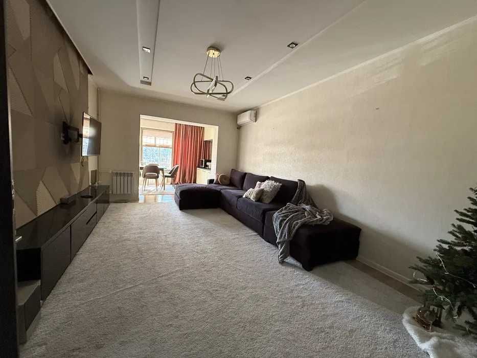 Продаётся своя 2-ком квартира в центре города | ул Садык Азимова, 62м2