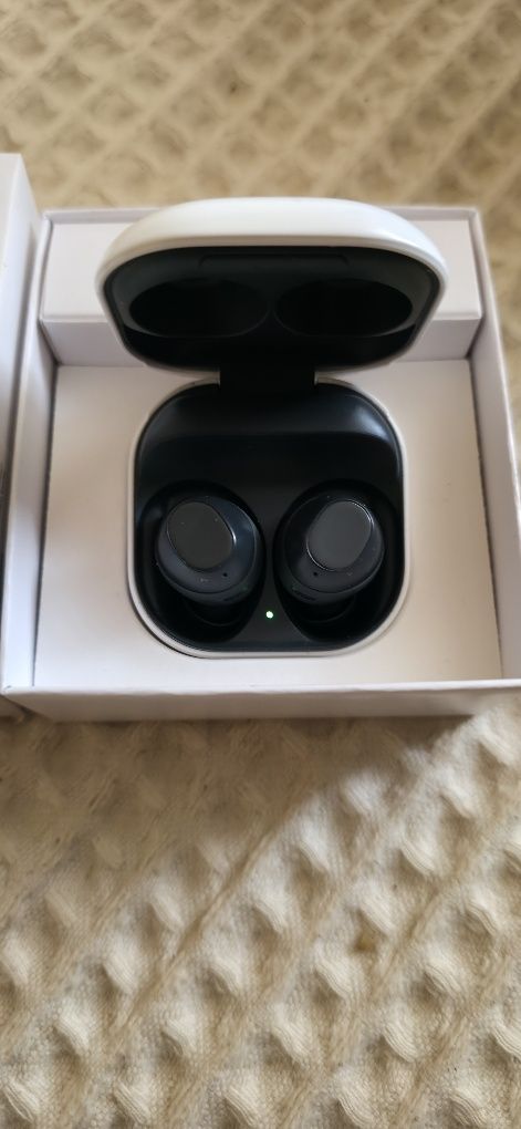 Продавам слушалки Samsung Buds FE