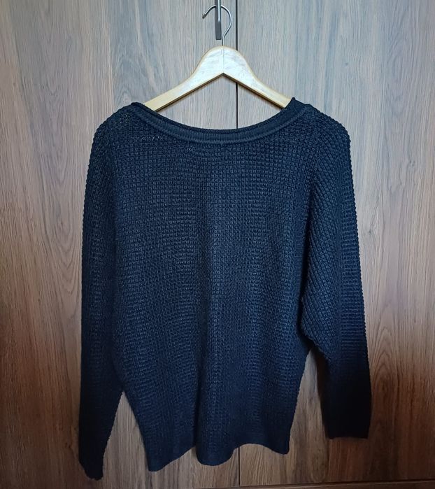 Продам черную женскую кофту. Модель летучая мышь. Размер 46 - 48.