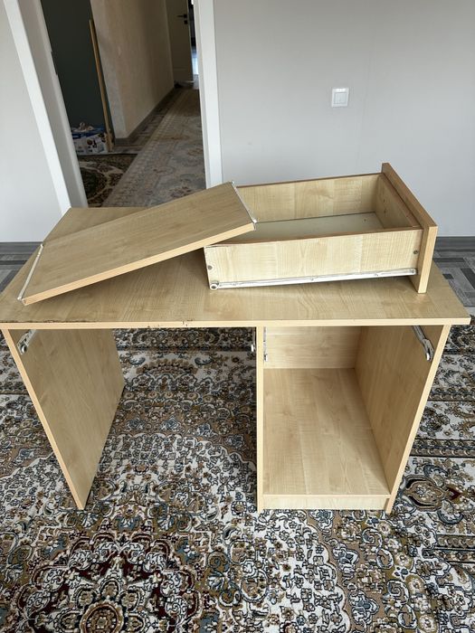 Продам рабочий стол и детскую кровать