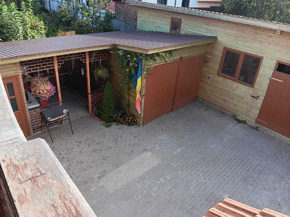 Casa cu mansarda in moinesti la cheie