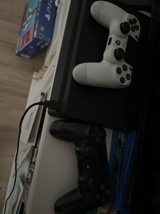 Ps4 slim +jocuri fifa etc…orig