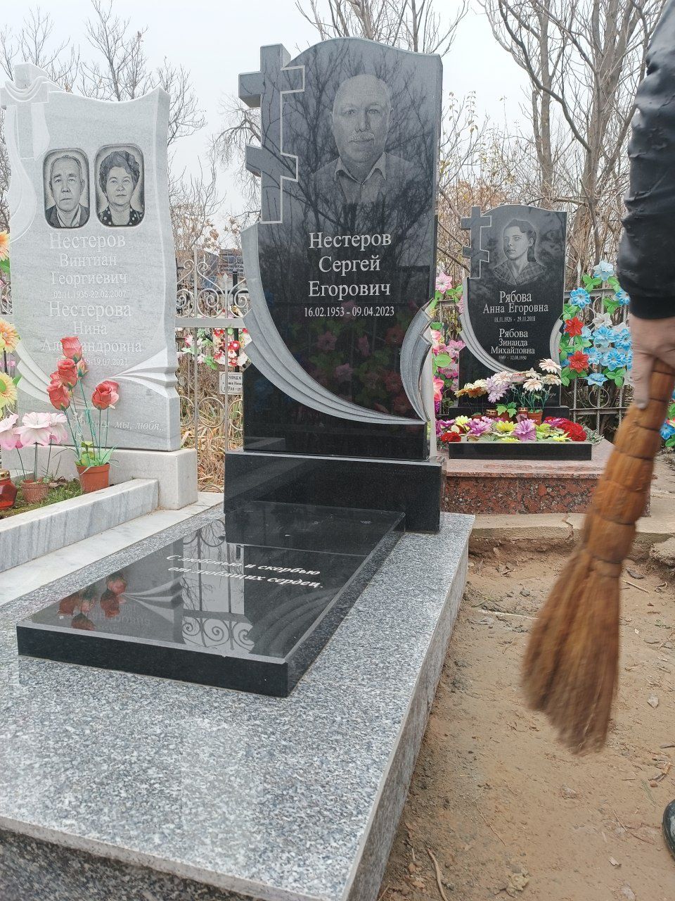 Памятники оптовые цены  украинского габбро