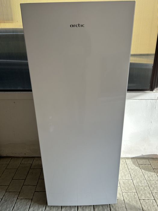 Vând frigider Arctic