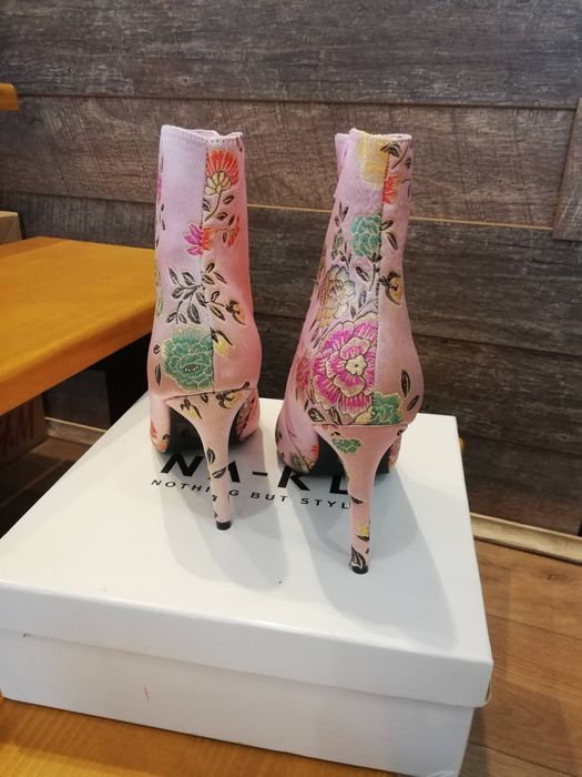 Botine roz, din satin cu flori brodate