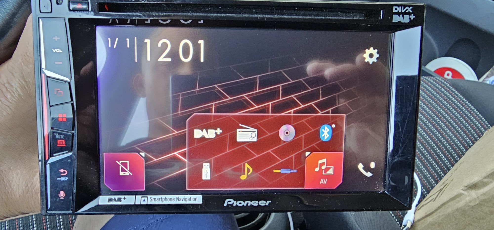 Продавам Pioneer AVH-Z3100DAB