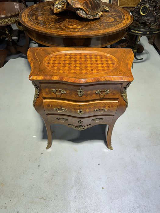 Comodă deosebită din lemn masiv, cu blat rabatabil