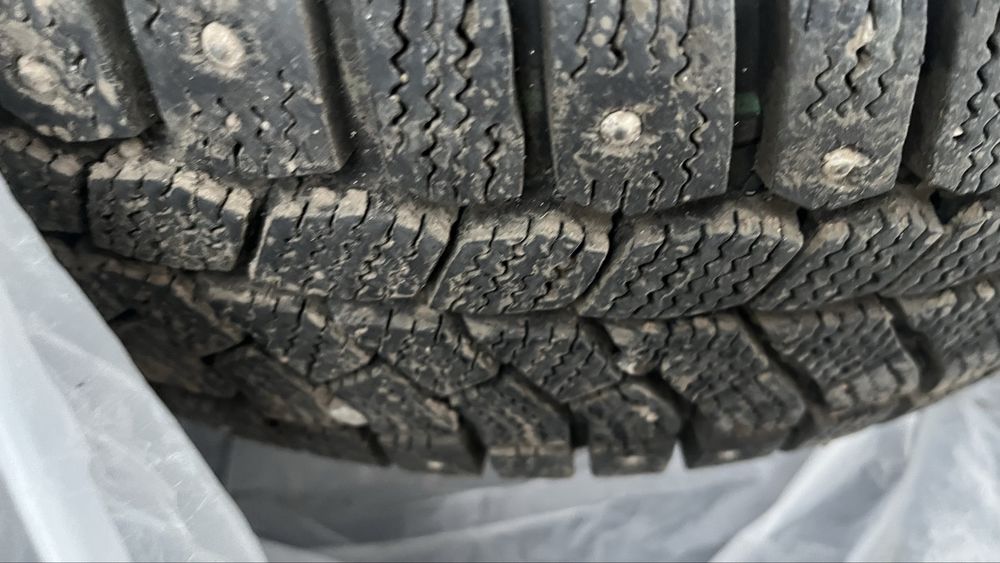 Продам зимние шипованные шины комплект (4 штуки) 185/70/14 Viatti