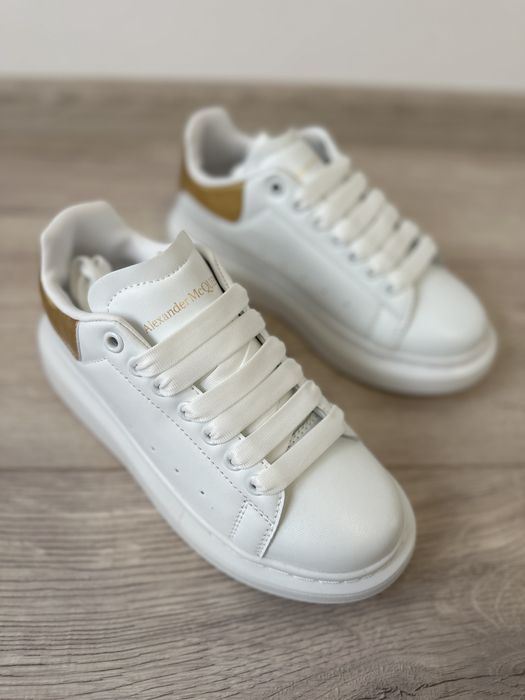 Adidași albi cu detalii aurii