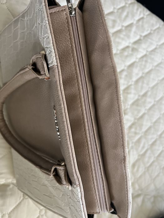 Нова чанта, лак и кожа, светло и тъмно бежово