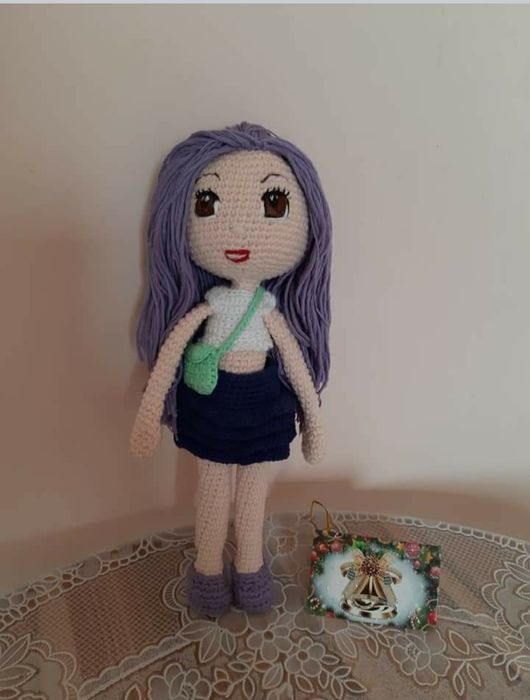 Плетена кукла  на една кука.