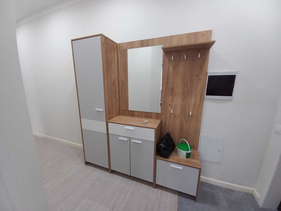 Шкаф в прихожую в хорошем состоянии