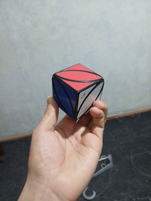 Kubik rubiklar sotiladi