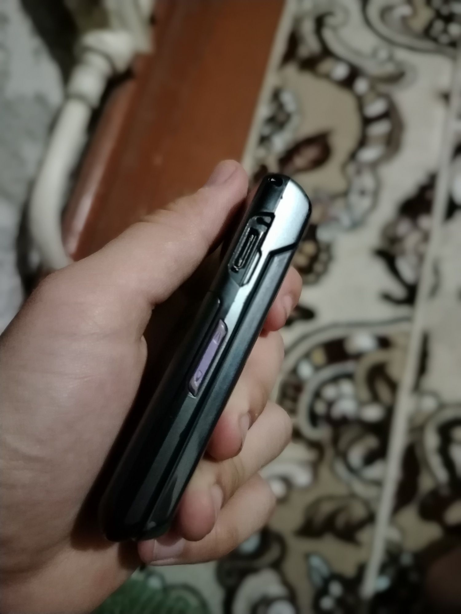 Samsung ANYCALL B590 legushka telefon sotiladi. !