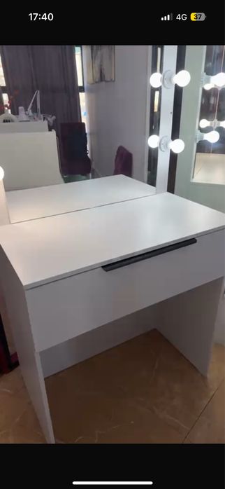 Макияжный стол. Стол жля макияжа