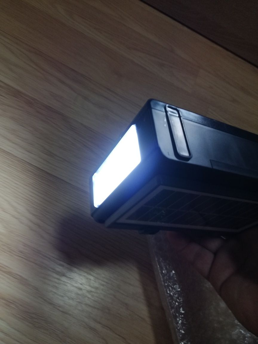 Radio cu USB, încărcare solara, și lanterna