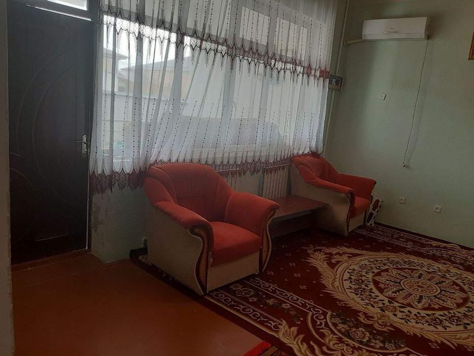 Семье или СТУДЕНТАМ
Сдаётся коттедж 
6 соток 
4 комнат 
2 санузла 
Ор: