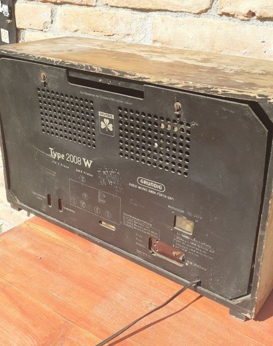Radio cu lămpi Grundig.