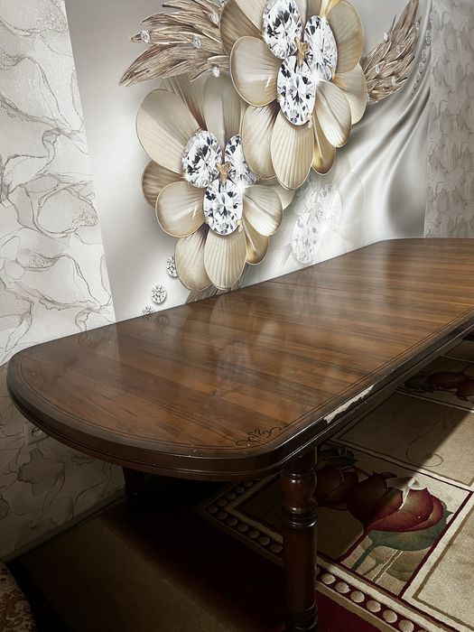 Стол стулья и сервант