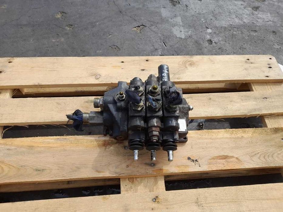 Distribuitor fata JCB 25/209900 / JC120064 buldoexcavator JCB 4CX