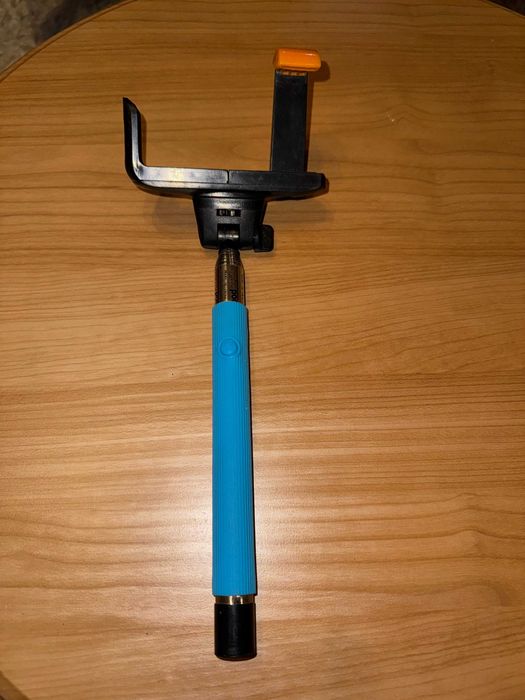 Mini stick selfie monopied negru cu cablu AUX, albastru deschis