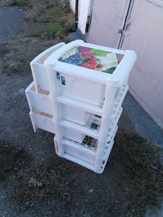 Продам тумбочку 4 секции