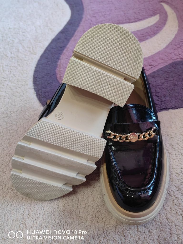 Чехли и лоуфъри Guess