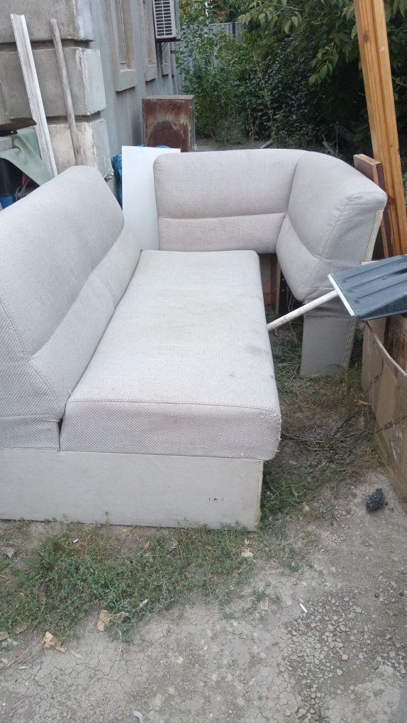 Продам угловую мягкую мебель.