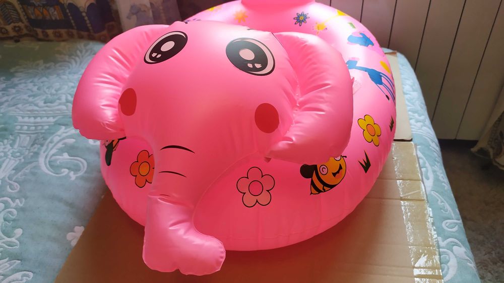 Круг для плавания в виде слоника розовый, детский, отверстия для ног